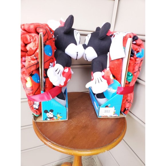 Bundle Disney, Minnie Mouse Plush Blanket & Animatronic Mickey Mouse Christmas - Picture 6 of 16